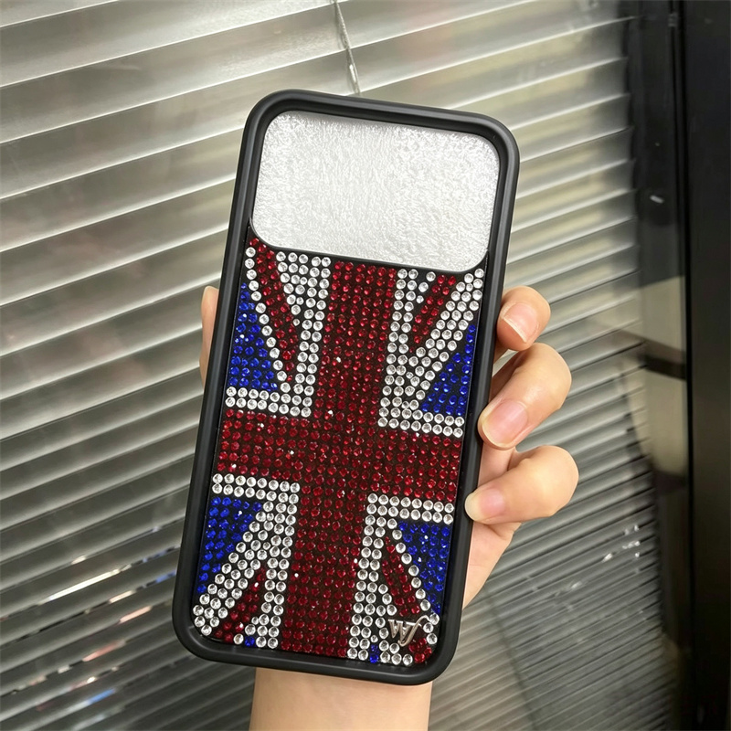 Phone Cases London - きらめくラインストーンをあしらったユニオンジャックとワイルドフラワーのデザインのiPhone 14、15、16、17、18 Pro Max用スマホケース。ロンドンの旗をモチーフにした、光沢のある耐衝撃カバー。